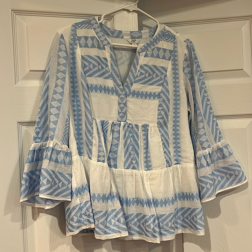 Crown & Ivy top. Size M